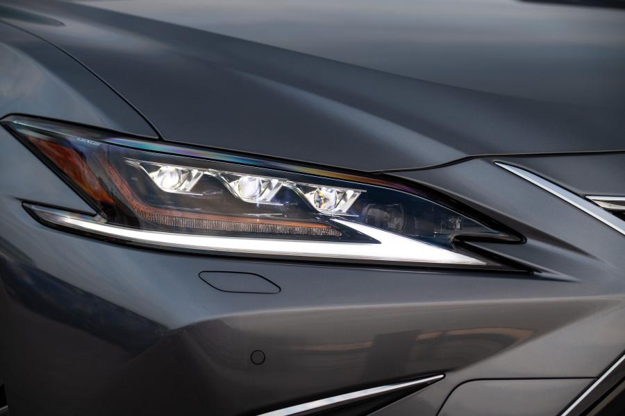 Детали экстерьера Lexus ES300h 2019 года  (UK) (фото 29 из 30)